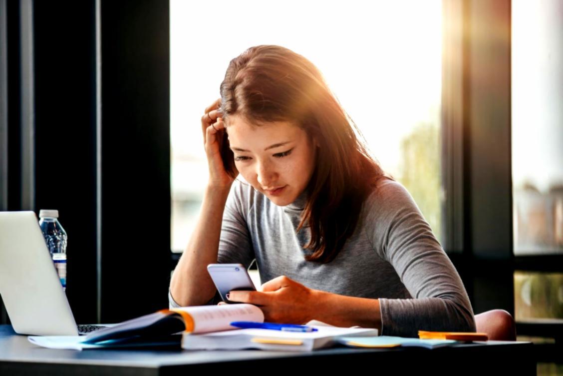 Studente che lavora su esercizi di programmazione database